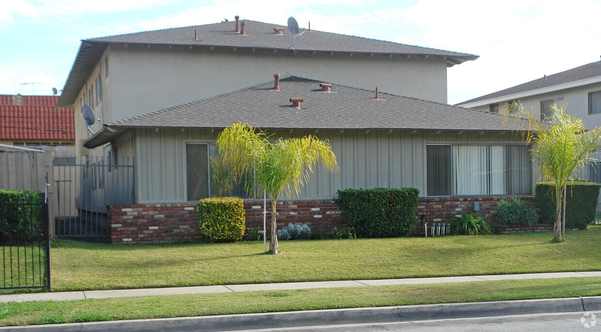 Building Photo - 366 N Vecino Dr