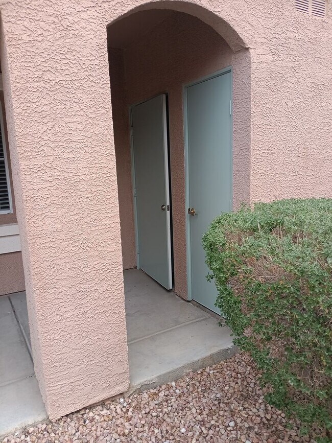 Foto del edificio - Gated Summerlin Condo - Ground floor 2/2 w...