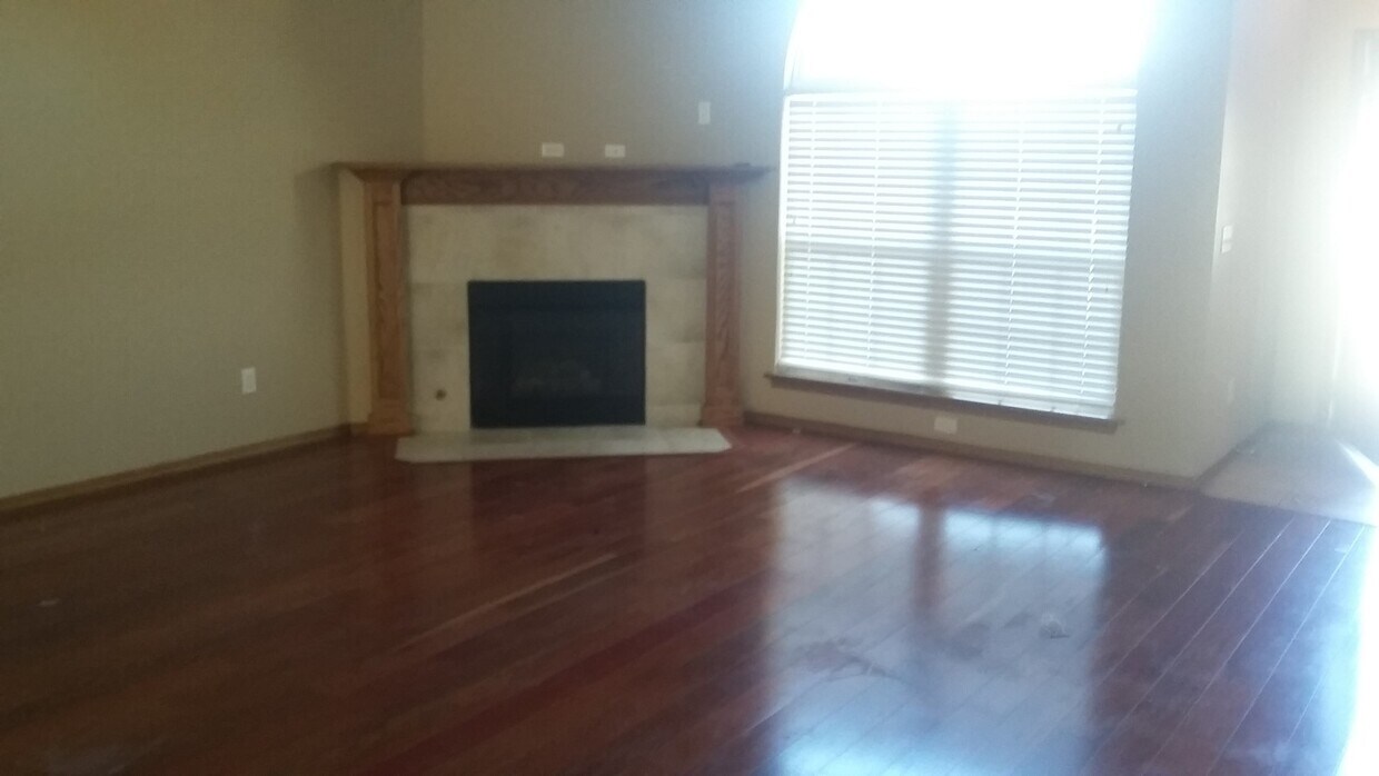 Foto del edificio - Spacious 4 bed, 2 bath, 2 garage home just 1.5 miles from OU Campus