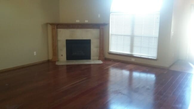 Photo - Spacious 4 bed, 2 bath, 2 garage home just 1.5 miles from OU Campus