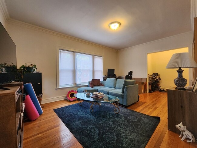 Building Photo - Spacious 2 Bed/1 Bath In Andersonville