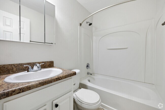 Messina - 1 habitación, 1 baño - 675 pies cuadrados - Baño - Topaz Grove