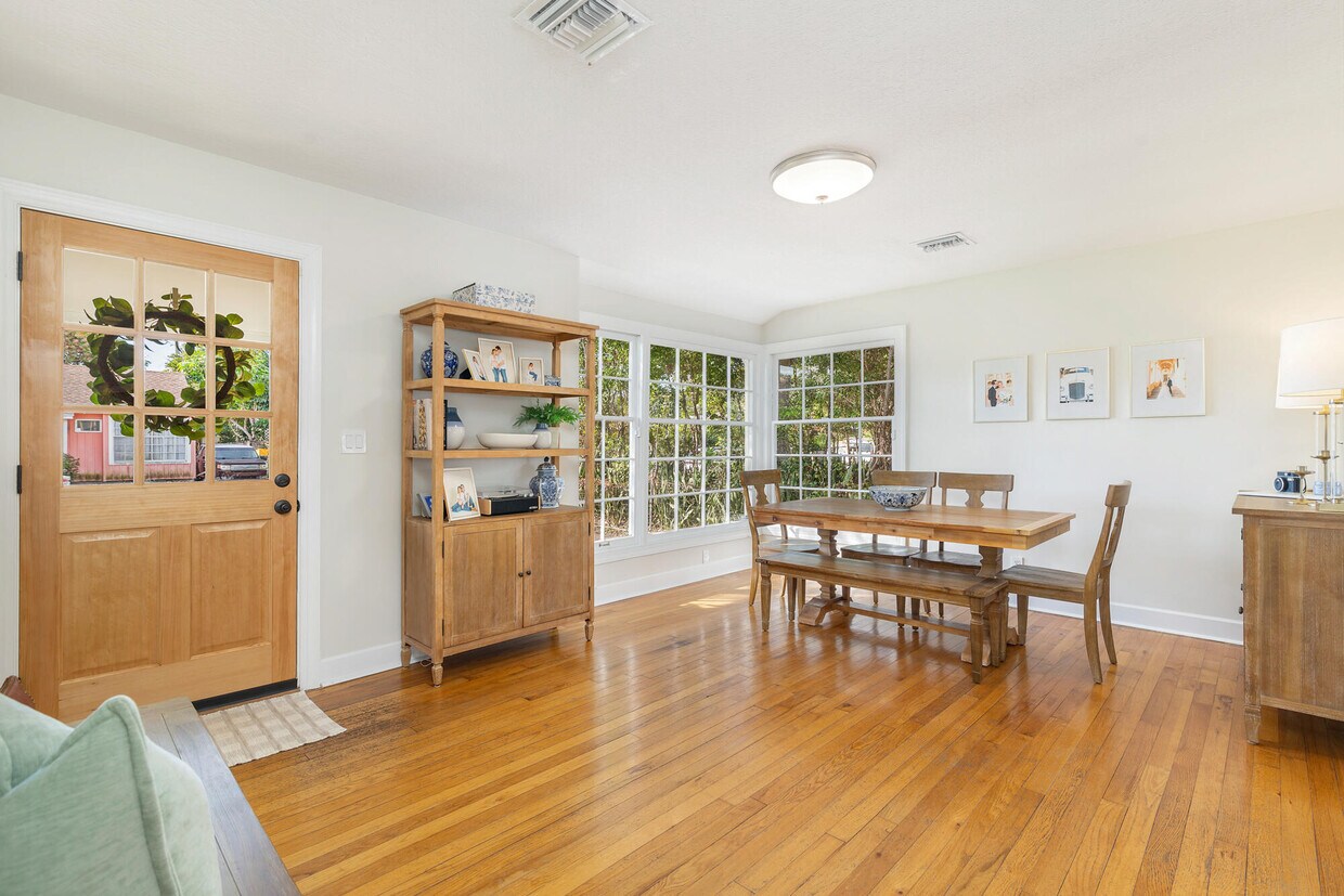 Foto principal - 351 Puritan Rd