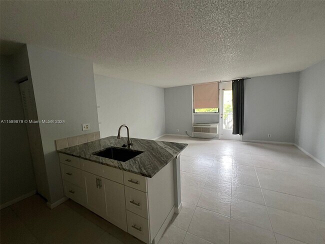 Building Photo - 2771 Riverside Dr