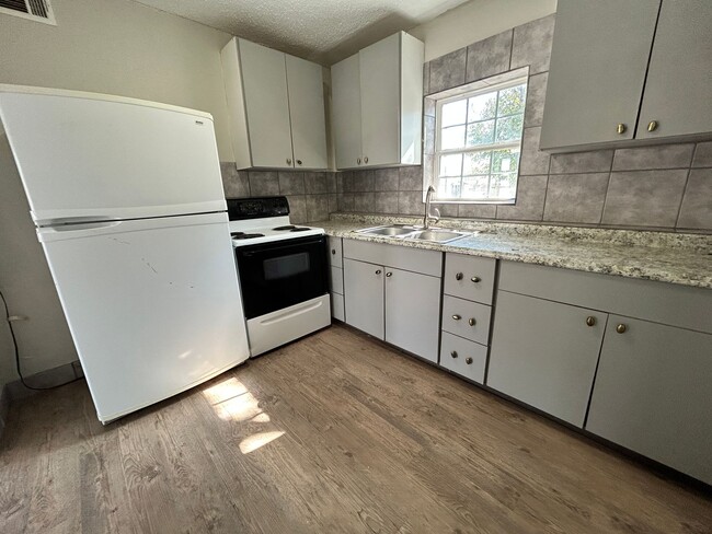 Building Photo - 2Bed/1Bath Available