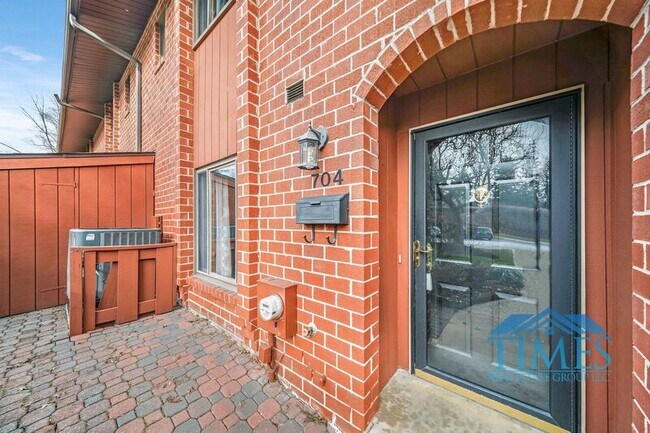 Building Photo - 704 Worthington Dr