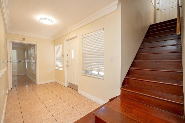 Building Photo - 5613 Pierce St