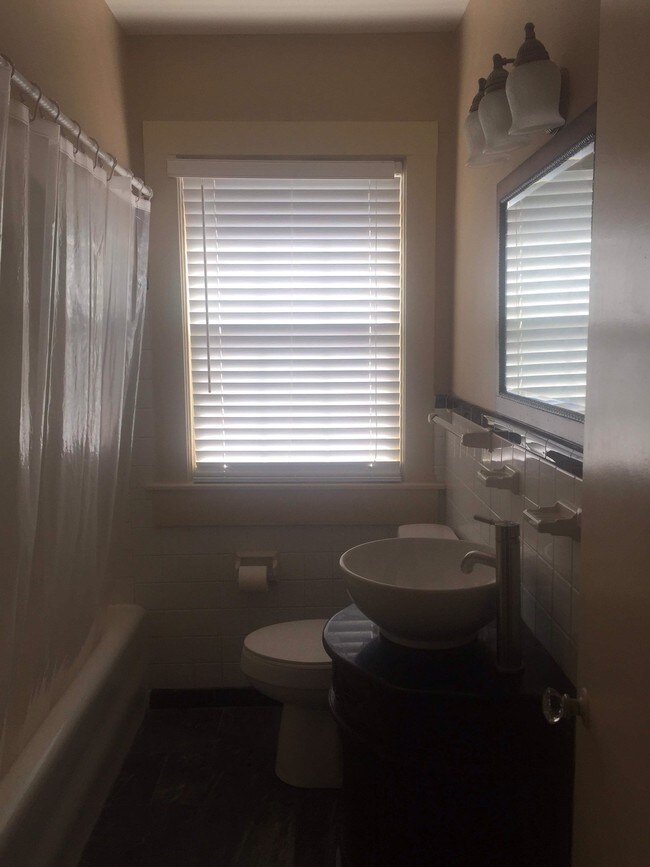 Building Photo - 1741 Albans Rd