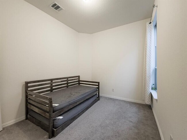 Foto del edificio - 627 Pheasant Hill Ln