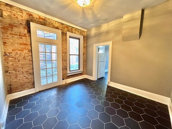 Building Photo - Beautifully Remodeled Condo!