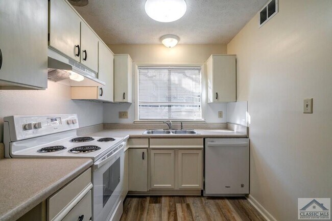 Building Photo - 102 Fernbanks Ct