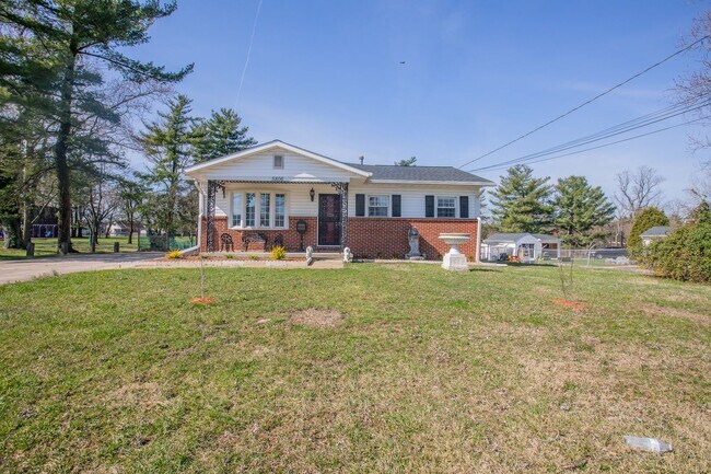 Building Photo - Stunning 3 BR/2 BA Single-Family Home in B...