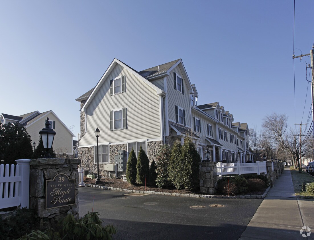Building Photo - Maple Point