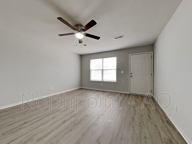 Foto del edificio - 408 NW Woodbury Dr