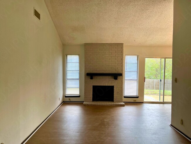 Building Photo - Move-In Special. 1 Month Free at 9702 Bayview