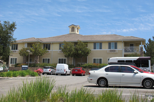 Building Photo - Holiday Simi Hills