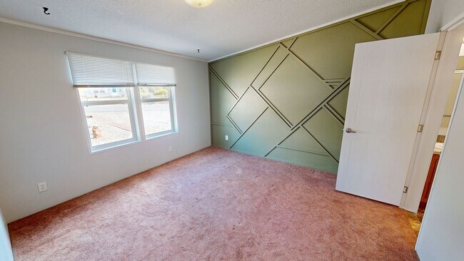Foto del edificio - Unfurnished 2 bedroom home with large yard