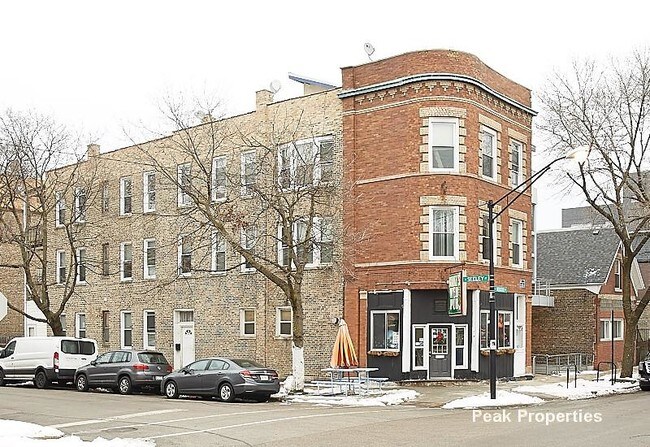 Building Photo - 2026 W Webster Ave