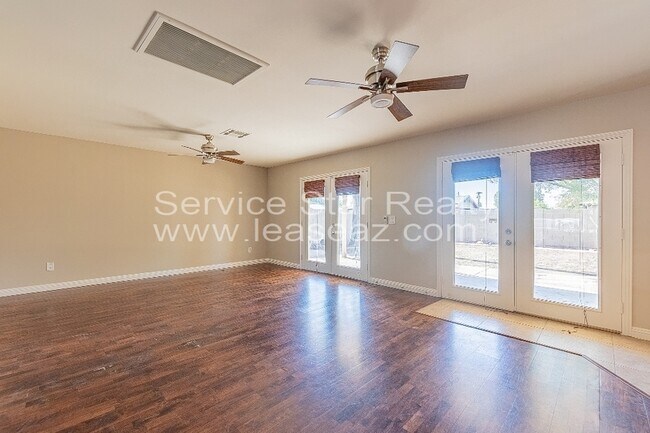 Foto del edificio - 1726 N 75th Pl