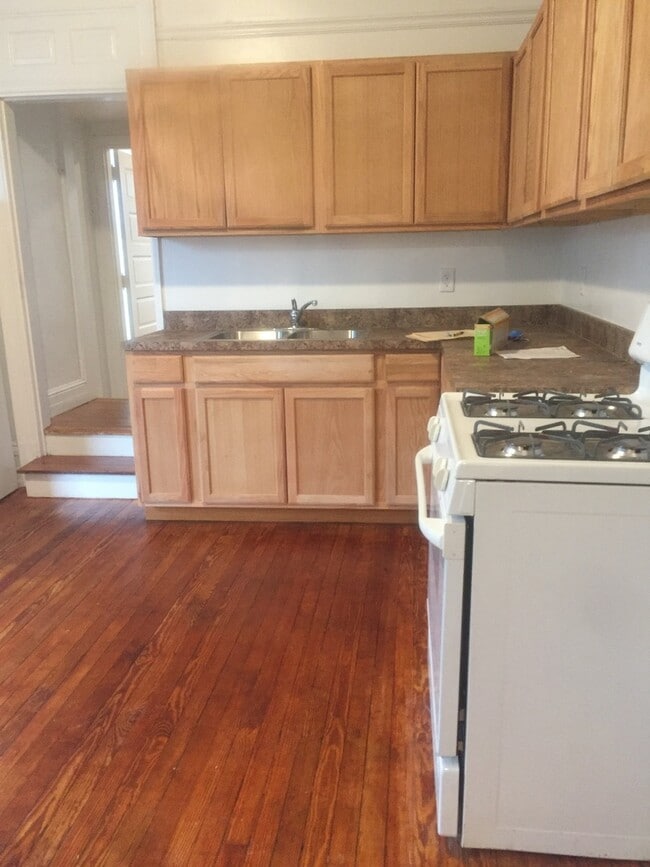 Building Photo - Spacious 2-3 Bedroom Historic Spacious Apartment near York College!