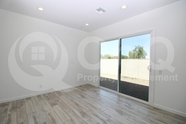 Foto del edificio - 3871 E Rainbow Dr