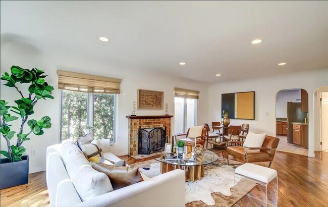 Foto del edificio - (Ellie:B) 900-902 Havenhurst Drive &amp; 8117 Willoughby Avenue