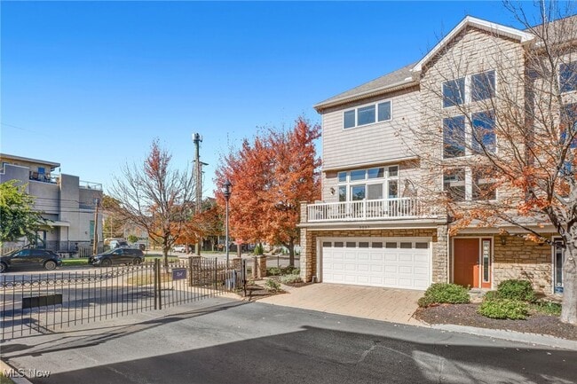 Building Photo - 2227 City View Dr