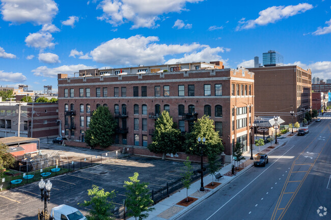 Building Photo - Lofts on the Row