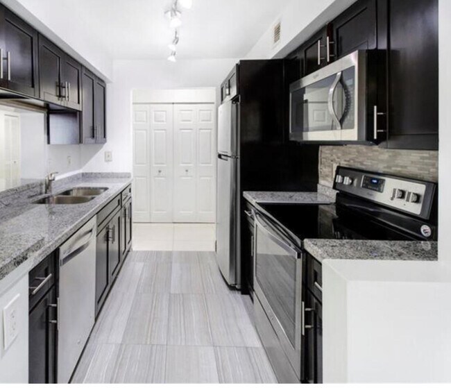 Building Photo - 9901 Westview Dr