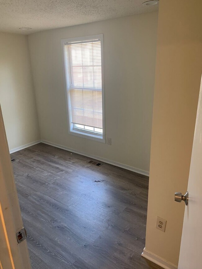 Building Photo - Spacious 2-Bedroom Townhome – Newly Renova...