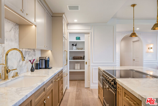 Building Photo - 818 N Doheny Dr