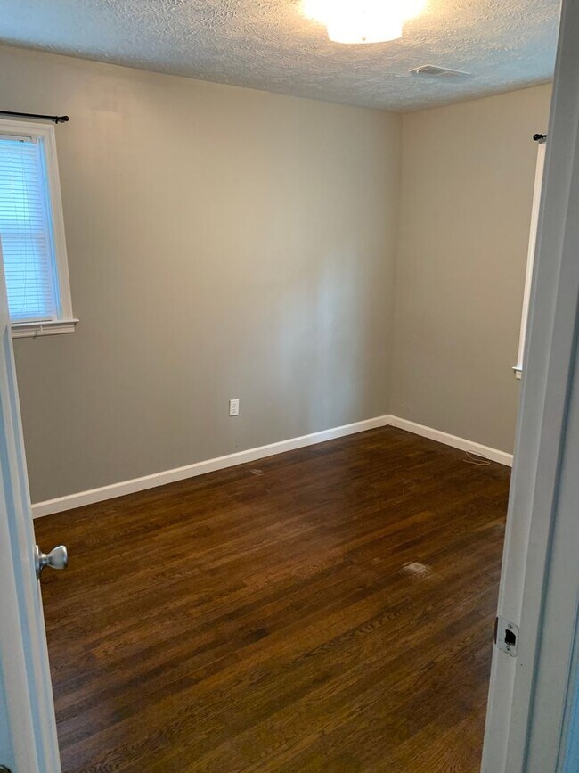 Foto del edificio - 2-Bedroom Home Walking Distance to Longwoo...