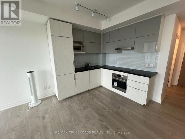 Photo du bâtiment - 8 Rouge Valley Dr W