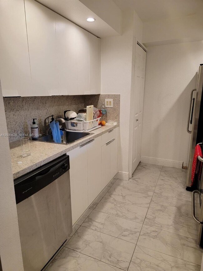 Foto del edificio - 220 Lakeview Dr