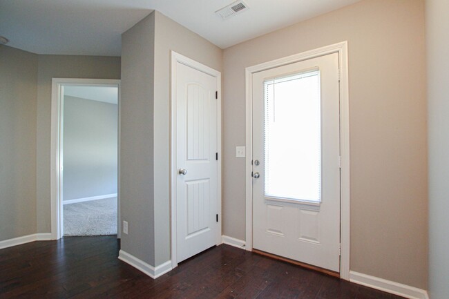 Building Photo - Pet Friendly Three Bedroom!