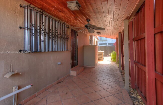 Foto del edificio - 2424 SW 21st Terrace