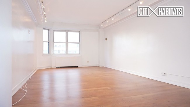 Building Photo - 220 E 60th St