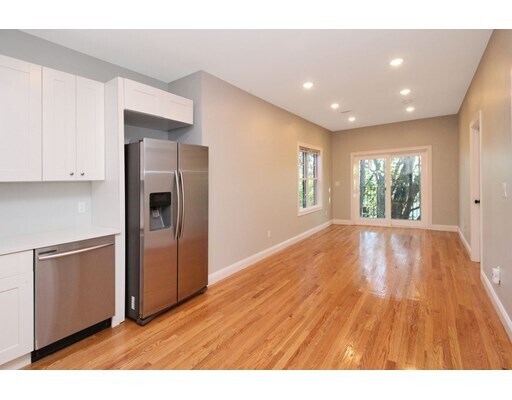 Building Photo - 170 W 9th St