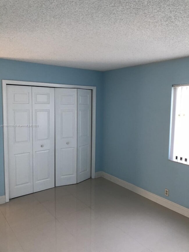 Foto del edificio - 151 Lakeview Dr