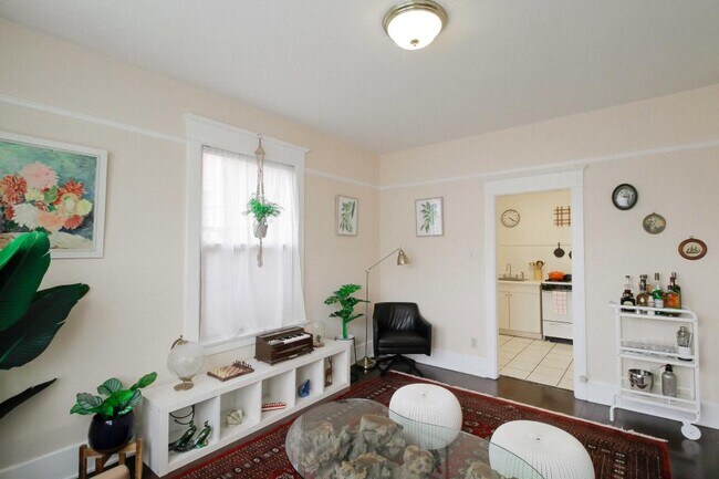 Building Photo - Delmont - 1 bedroom + den