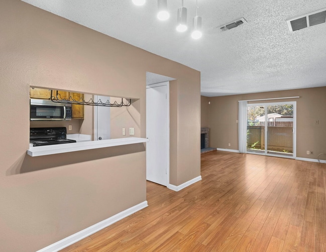 Building Photo - 2935 Nacogdoches-400.29