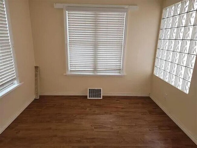 Building Photo - Springs Sweet Home F11