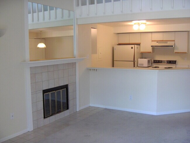 Building Photo - "Charming 2-Bed, 2-Bath Condo Retreat in B...