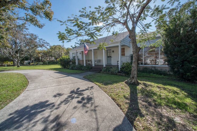 Circular driveway - 107 E Melbourne Ave