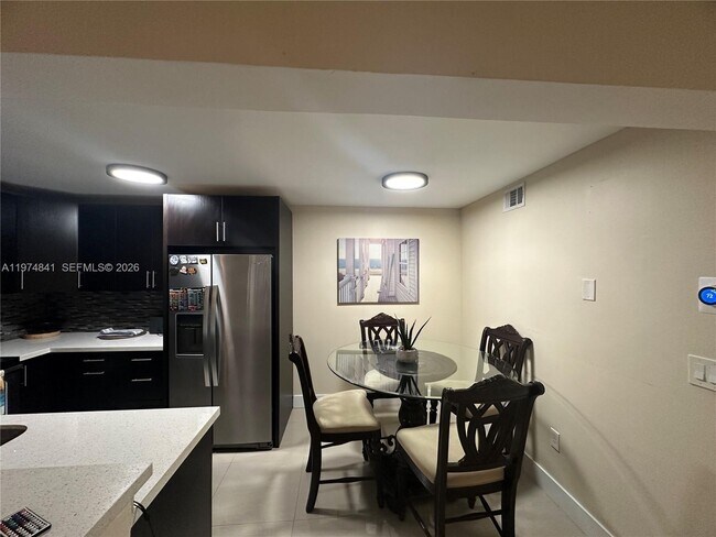 Foto del edificio - 9491 Palm Cir S