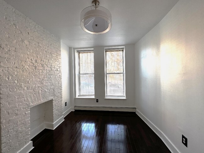 Building Photo - 184 Hull St