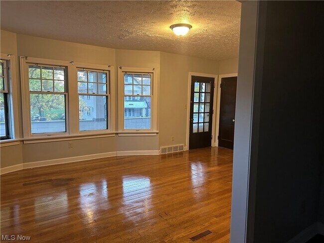 Foto del edificio - 14223 Glenside Rd