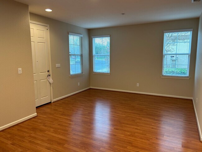 Building Photo - COMING SOON! Great Brentwood location! 4 bedroom, 2.5 baths!