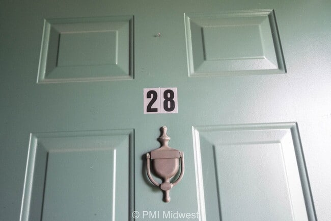 Building Photo - "Charming 2-Bed Townhouse Retreat on Progr...