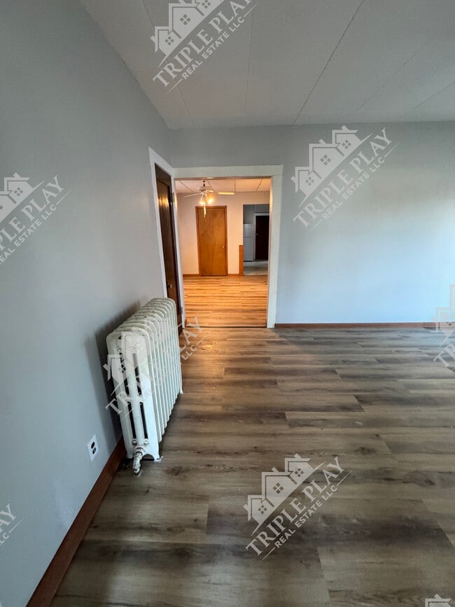 Building Photo - 213 King St